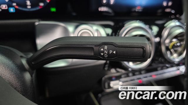 Mercedes-Benz GLB-Class 2021 — photo 12