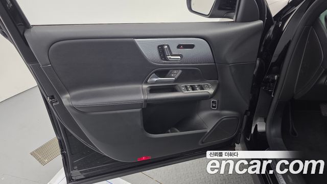 Mercedes-Benz GLB-Class 2021 — photo 14