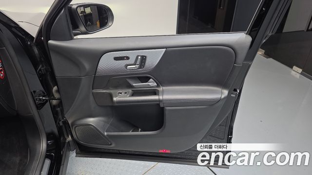 Mercedes-Benz GLB-Class 2021 — photo 15