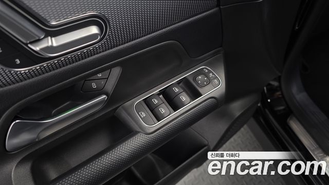Mercedes-Benz GLB-Class 2021 — photo 27