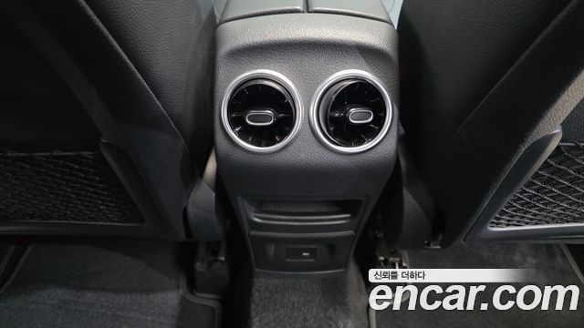 Mercedes-Benz GLB-Class 2021 — photo 30