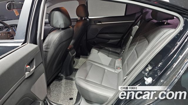 Hyundai AVANTE 2018 — photo 11