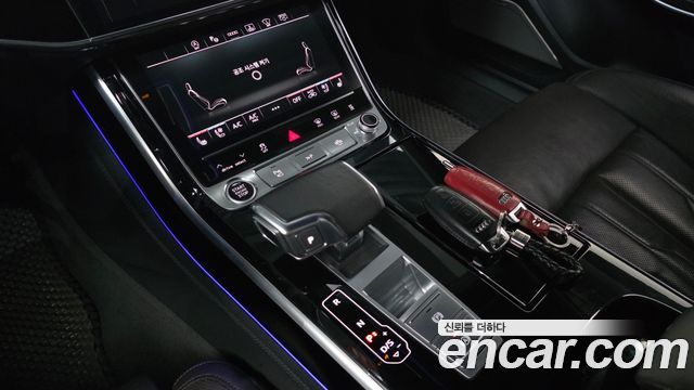 Audi A8 2021 — photo 9