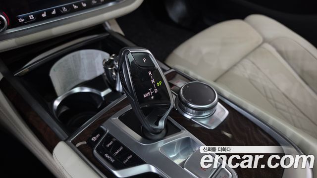 BMW 7-Series 2016 — photo 9