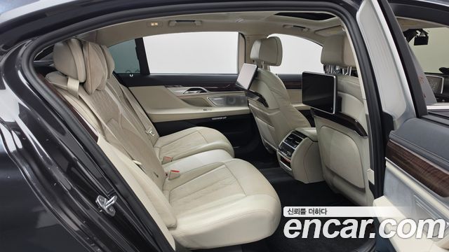 BMW 7-Series 2016 — photo 11