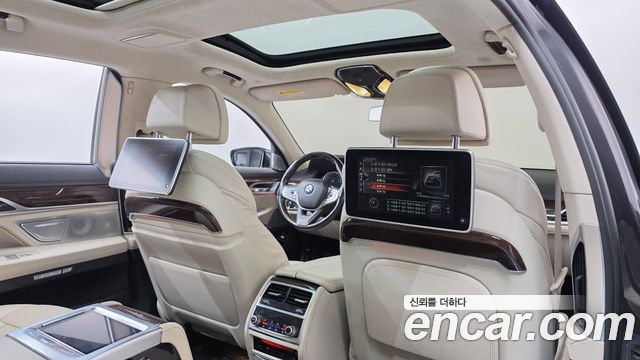 BMW 7-Series 2016 — photo 18