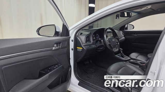 Hyundai AVANTE 2018 — photo 13