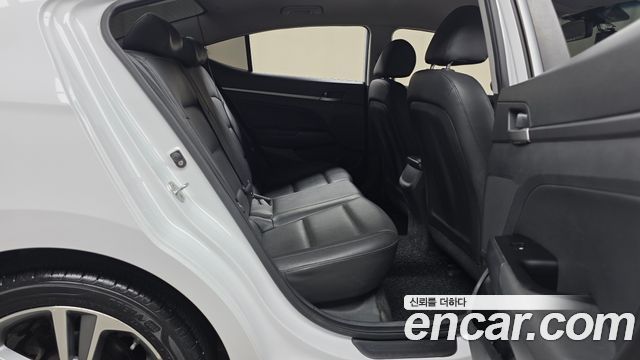 Hyundai AVANTE 2018 — photo 17