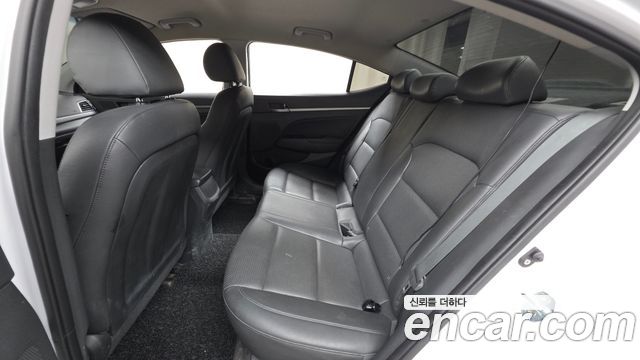 Hyundai AVANTE 2018 — photo 18