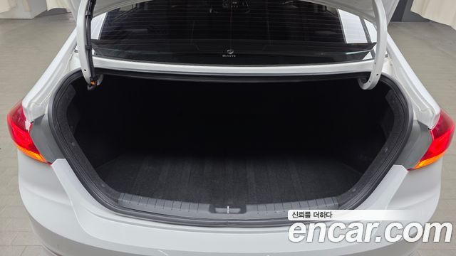 Hyundai AVANTE 2018 — photo 24