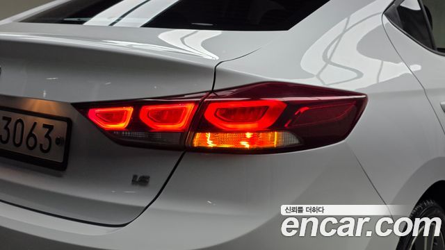 Hyundai AVANTE 2018 — photo 9