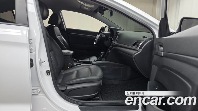 Hyundai AVANTE 2018 — photo 16