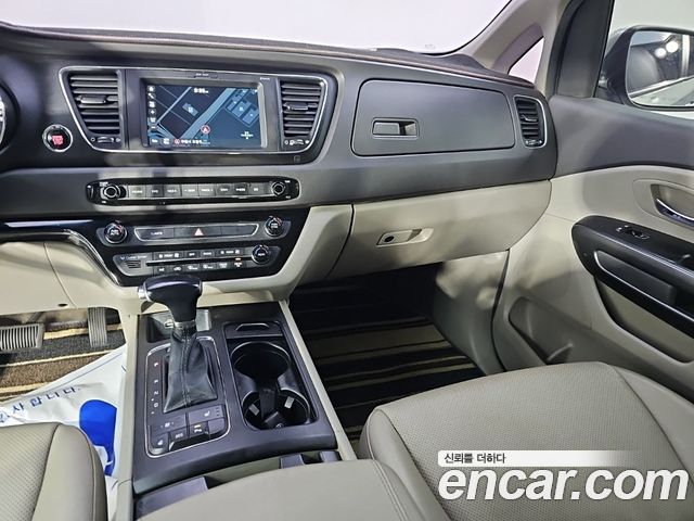 Kia Canival 2017 — photo 9