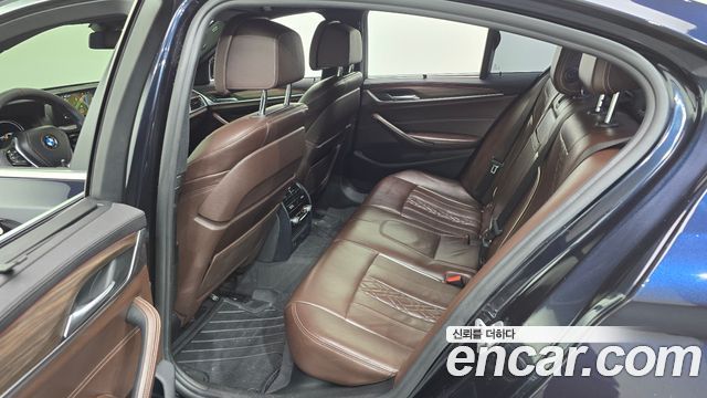 BMW 5-Series 2018 — photo 17