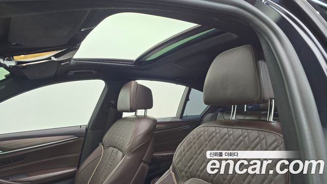 BMW 5-Series 2018 — photo 22