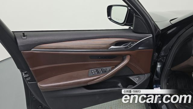 BMW 5-Series 2018 — photo 14