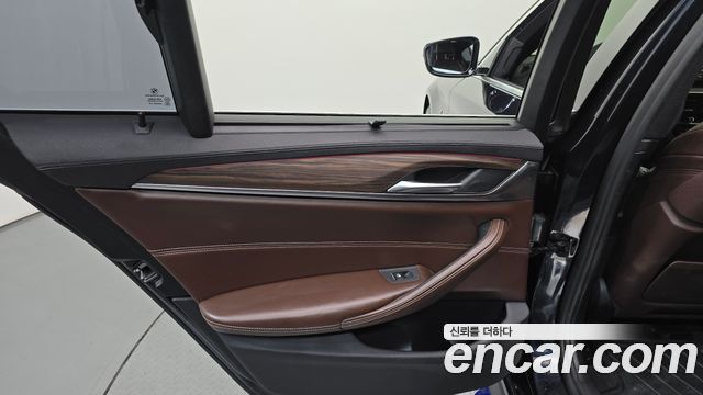 BMW 5-Series 2018 — photo 15