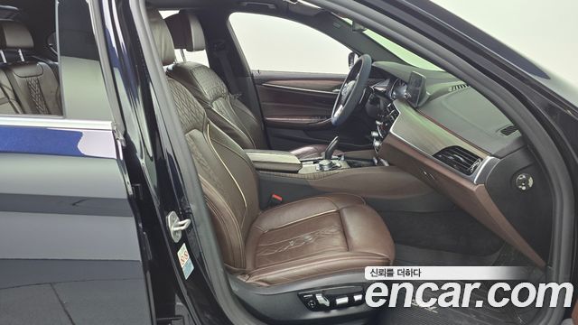 BMW 5-Series 2018 — photo 16