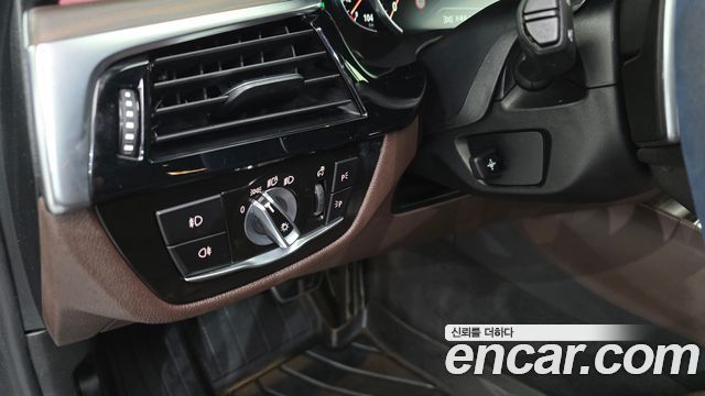 BMW 5-Series 2018 — photo 27