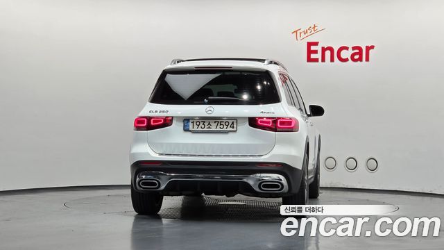 Mercedes-Benz GLB-Class 2021 — photo 4