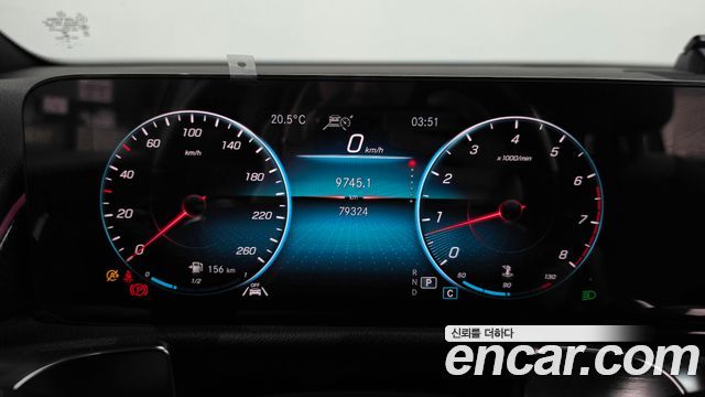Mercedes-Benz GLB-Class 2021 — photo 11