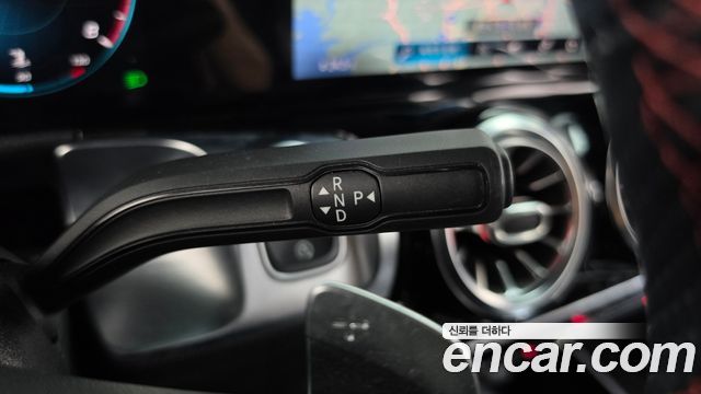 Mercedes-Benz GLB-Class 2021 — photo 12