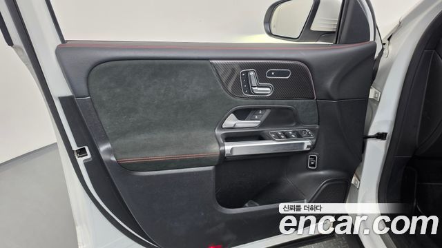 Mercedes-Benz GLB-Class 2021 — photo 14