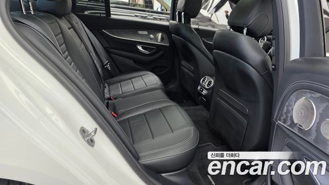 Mercedes-Benz E-Class 2022 — photo 17