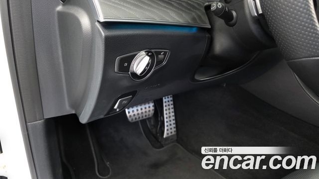 Mercedes-Benz E-Class 2022 — photo 23