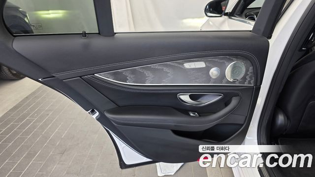 Mercedes-Benz E-Class 2022 — photo 15