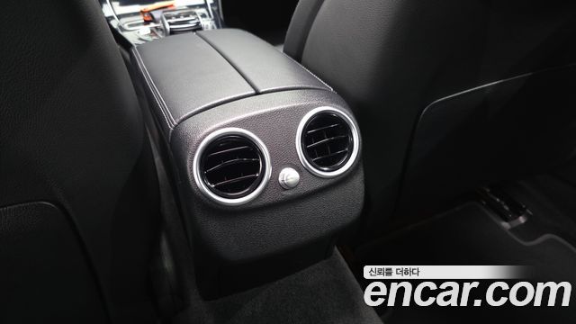 Mercedes-Benz C-Class 2018 — photo 31