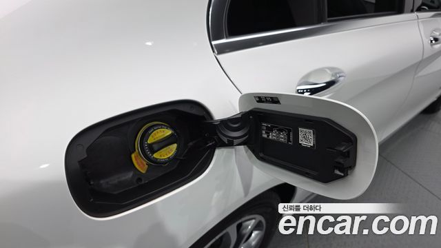 Mercedes-Benz C-Class 2018 — photo 32