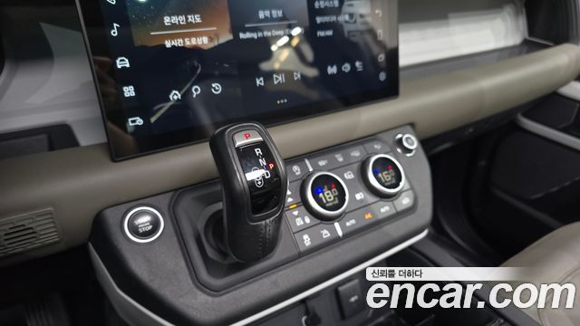 Land Rover Defender 2022 — photo 12