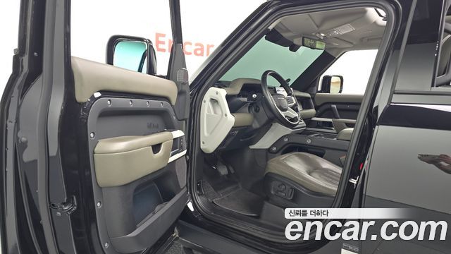 Land Rover Defender 2022 — photo 13