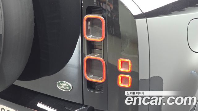 Land Rover Defender 2022 — photo 9