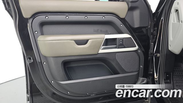 Land Rover Defender 2022 — photo 14