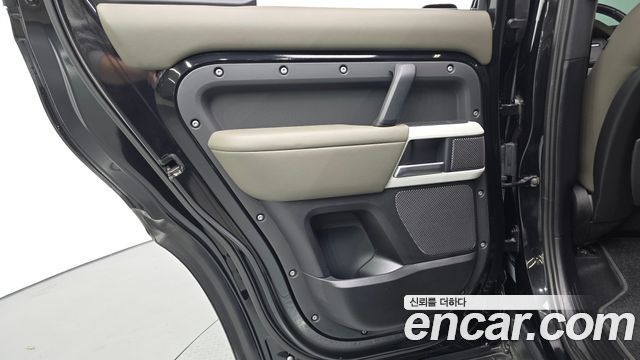 Land Rover Defender 2022 — photo 15