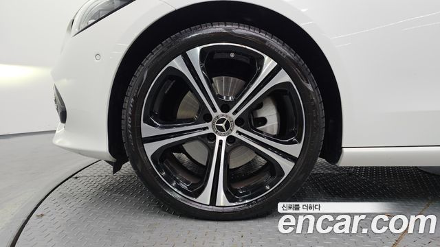 Mercedes-Benz C-Class 2023 — photo 5