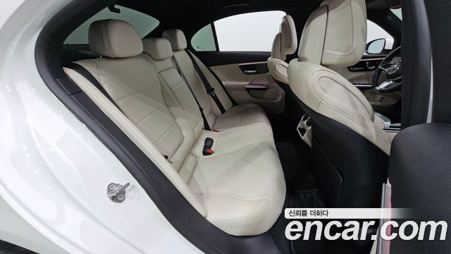 Mercedes-Benz C-Class 2023 — photo 17