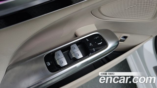 Mercedes-Benz C-Class 2023 — photo 27