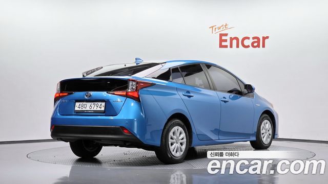 Toyota Prius 2019 — photo 2