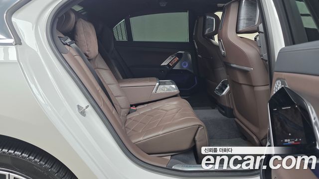 BMW i7 2023 — photo 18