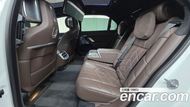 BMW i7 2023 — photo 19