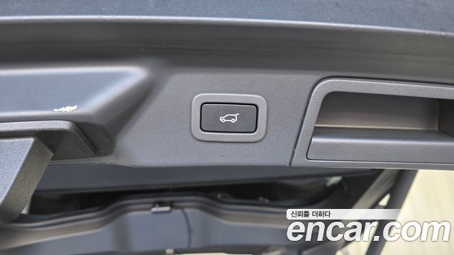 Land Rover Range Rover Velar 2019 — photo 33