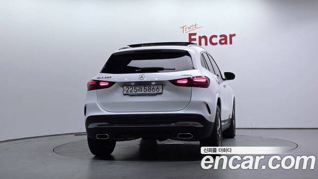 Mercedes-Benz GLA-Class 2024 — photo 4