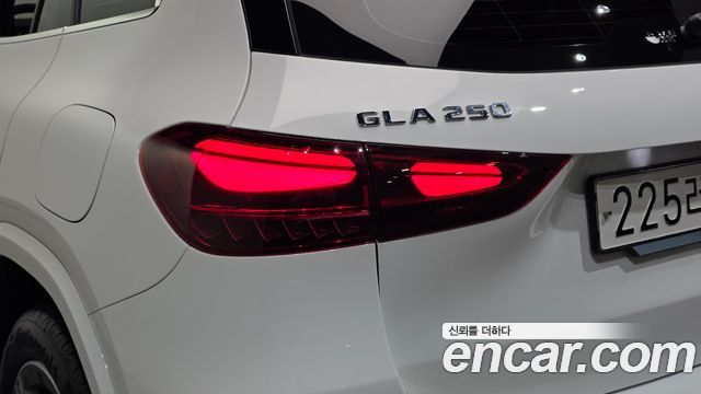 Mercedes-Benz GLA-Class 2024 — photo 9