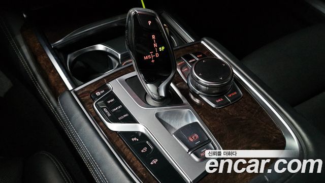 BMW 7-Series 2016 — photo 9