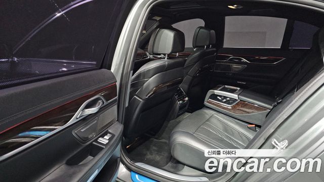 BMW 7-Series 2016 — photo 12