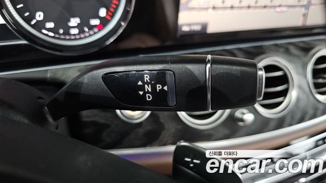 Mercedes-Benz E-Class 2018 — photo 12