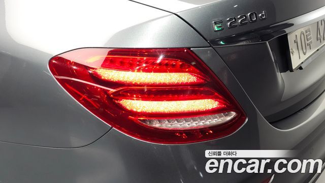 Mercedes-Benz E-Class 2018 — photo 9